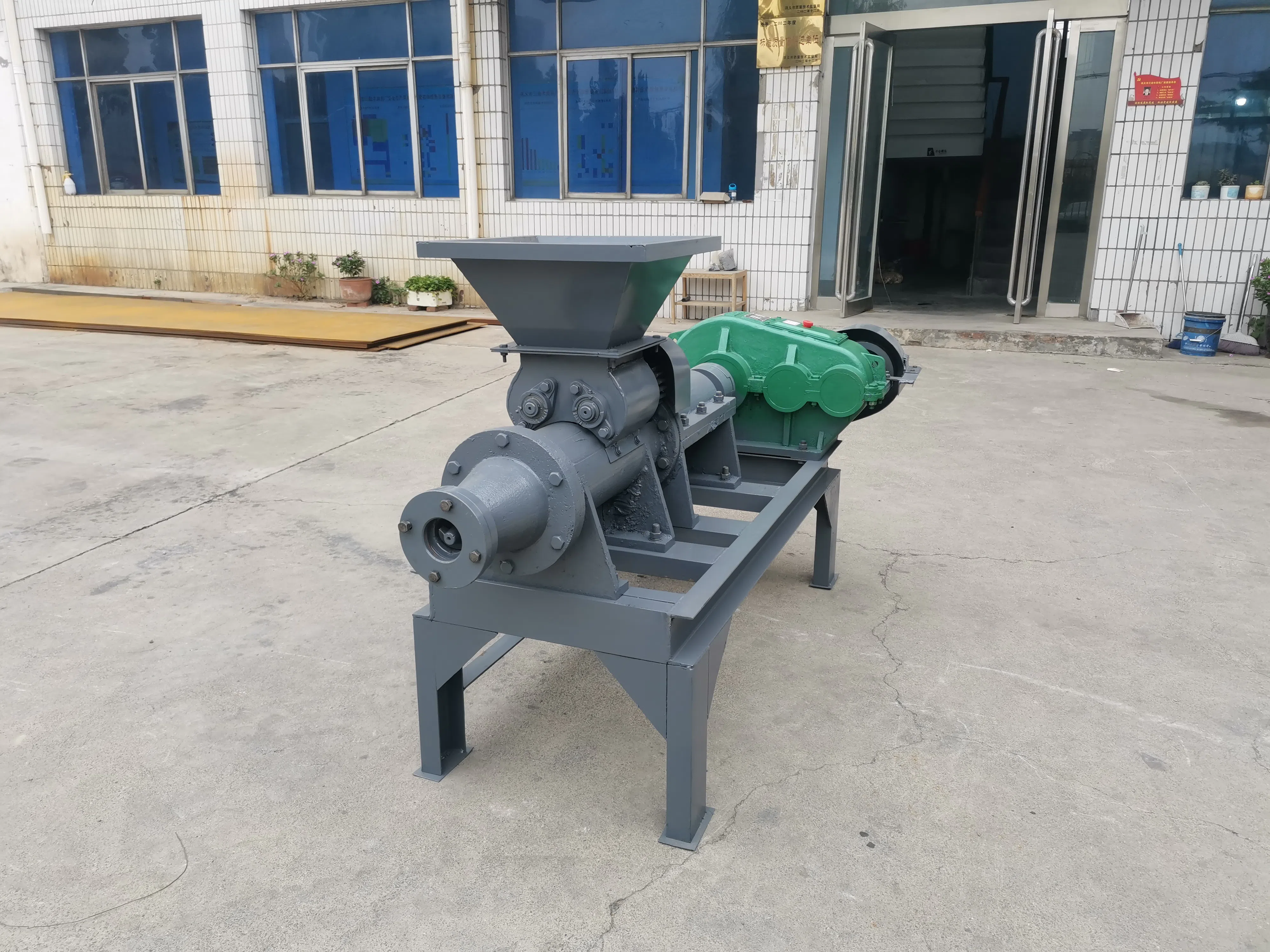 High Pressure Charcoal Extruder